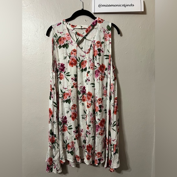 Umgee Dresses & Skirts - UMGEE Sleeveless floral crisscross dress